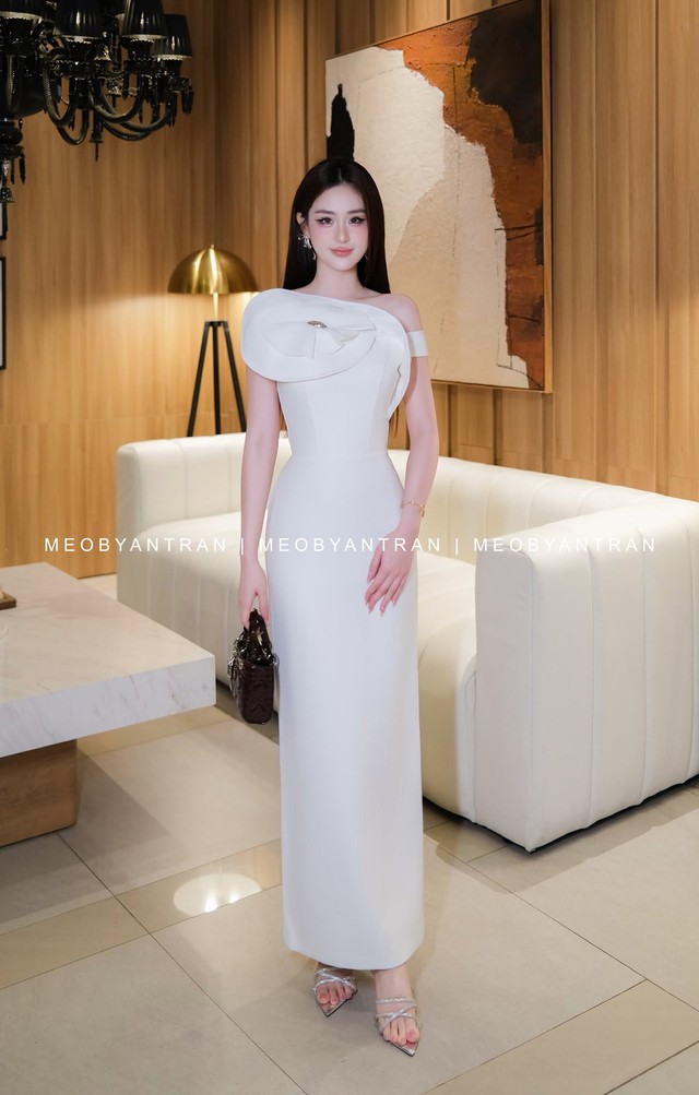 Ở tuổi 44, Song Hye Kyo vẫn m&ecirc; đầm trắng: Phụ nữ ngo&agrave;i 35 tuổi nhất định n&ecirc;n c&oacute; một chiếc trong tủ đồ - Ảnh 7.
