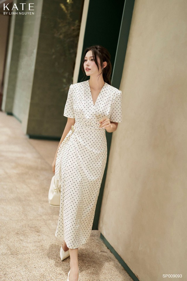 Ở tuổi 44, Song Hye Kyo vẫn m&ecirc; đầm trắng: Phụ nữ ngo&agrave;i 35 tuổi nhất định n&ecirc;n c&oacute; một chiếc trong tủ đồ - Ảnh 4.