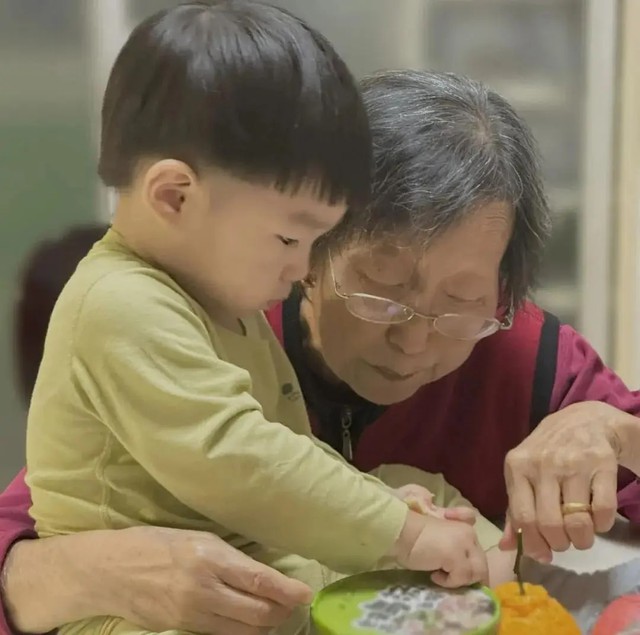 Vì sao ngày càng nhiều gia đình mơ ước được bà ngoại chăm cháu? - Ảnh 3.