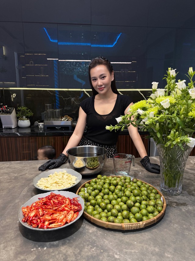 Phương Oanh l&agrave;m sấu ng&acirc;m mắm ớt đẹp mắt , hội chị em m&aacute;ch b&iacute; quyết hay - Ảnh 1.
