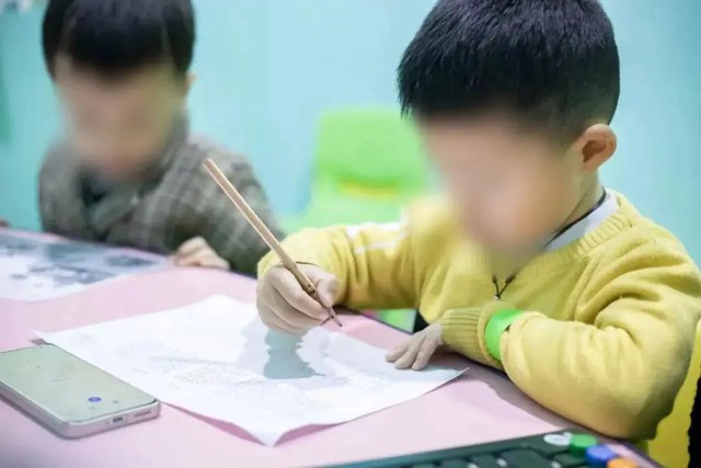 Trẻ n&oacute;i chậm , ph&aacute;t &acirc;m chưa r&otilde;: Dấu hiệu cần lưu &yacute; để ph&aacute;t triển ng&ocirc;n ngữ năm 2026 - Ảnh 1.