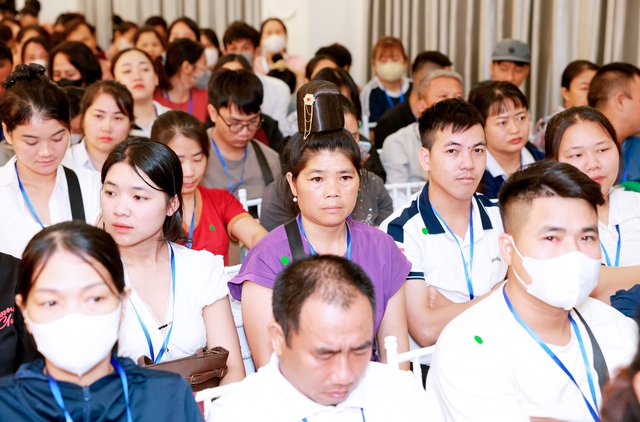 13 năm chờ một cuộc điện thoại, 12 năm đổi bằng nước mắt: Ngày trở lại của những em bé từng được 