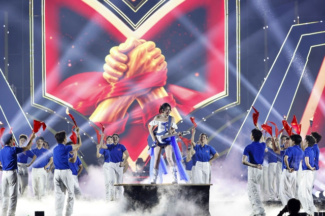 Hơn 20.000 khán giả bùng nổ trong Concert Thanh Xuân - Ảnh 6.