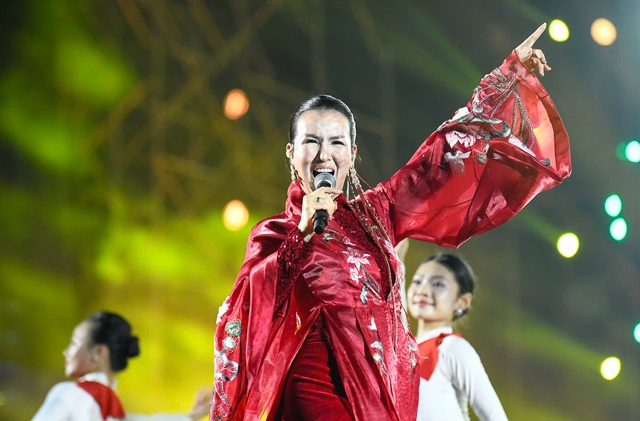 Hơn 20.000 khán giả bùng nổ trong Concert Thanh Xuân - Ảnh 9.