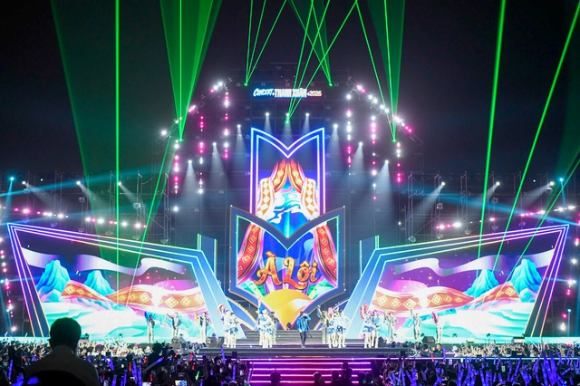 Hơn 20.000 khán giả bùng nổ trong Concert Thanh Xuân - Ảnh 8.