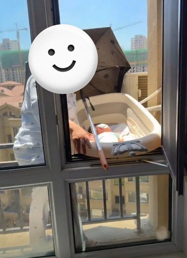 Mẹ treo con ngoài cửa sổ tầng cao để 