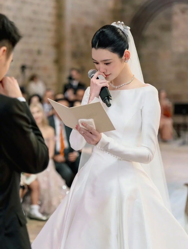 52 viên kim cương trên cổ Hề Mộng Dao và bài học 'phù hợp mới là đỉnh cao' đáng học của cô dâu thượng lưu - Ảnh 3.