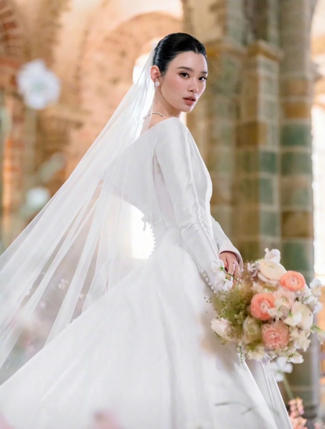52 viên kim cương trên cổ Hề Mộng Dao và bài học 'phù hợp mới là đỉnh cao' đáng học của cô dâu thượng lưu - Ảnh 1.