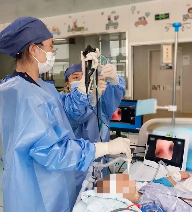 Uống nhầm dung dịch đuổi muỗi, bé 2 tuổi bị tổn thương phổi nặng: Bác sĩ cảnh báo, sau khi trẻ uống nhầm tuyệt đối đừng làm điều này - Ảnh 2.