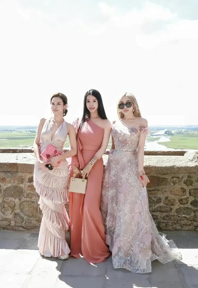 Nhìn dàn phù dâu trong hôn lễ Hề Mộng Dao và Hà Du Quân liền hiểu thế nào là "đại hội hào môn" của giới siêu giàu Châu Á  - Ảnh 4.