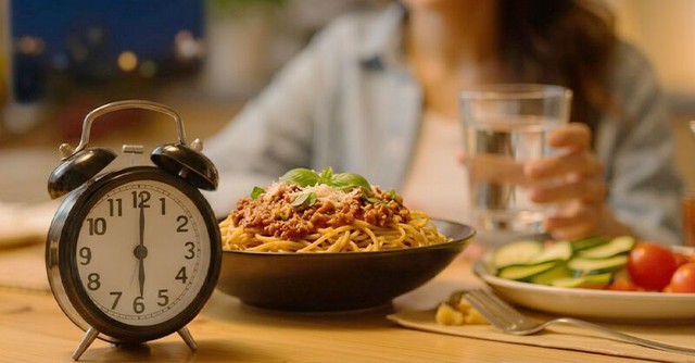 Nghiện ăn đ&ecirc;m khiến cơ thể bật chế độ t&iacute;ch mỡ, b&aacute;c sĩ chỉ ra 2 m&oacute;n cứu c&aacute;nh - Ảnh 1.
