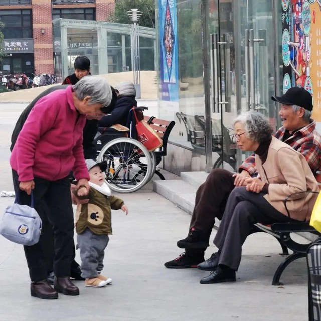 Ông bà chăm cháu không phải là vấn đề, điều đáng lo là khi cha mẹ dần không còn vai trò gì với con cái - Ảnh 1.