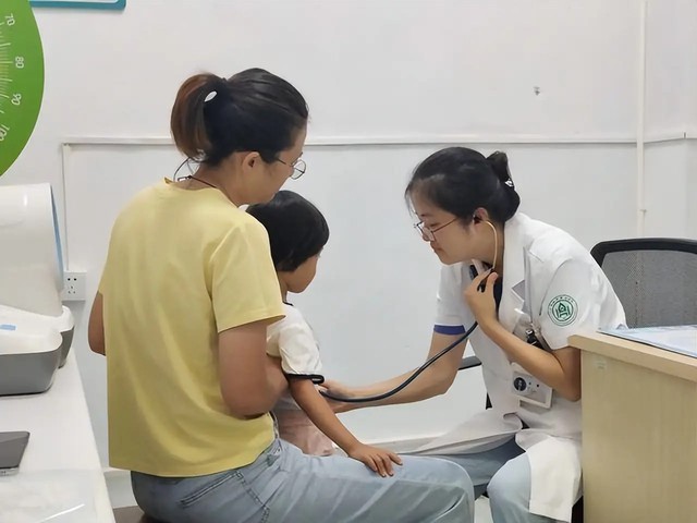 Trẻ 3 tuổi nuốt phải bi nam châm, mẹ nảy 