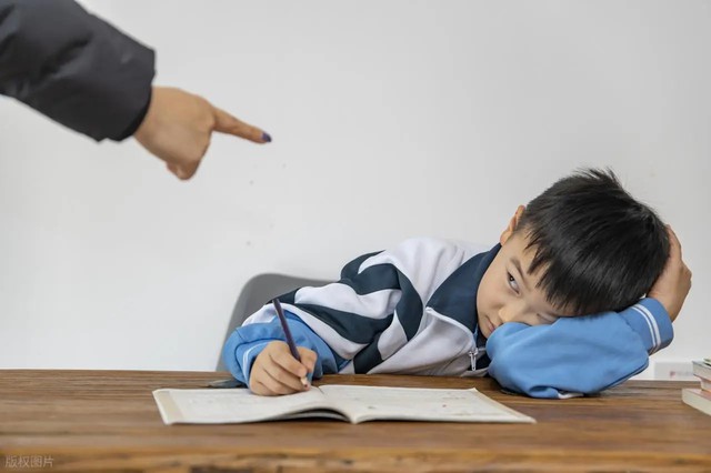 Trẻ càng bị giục càng lề mề? Đừng vội trách con, lỗi có khi là tại bố mẹ đấy! - Ảnh 1.