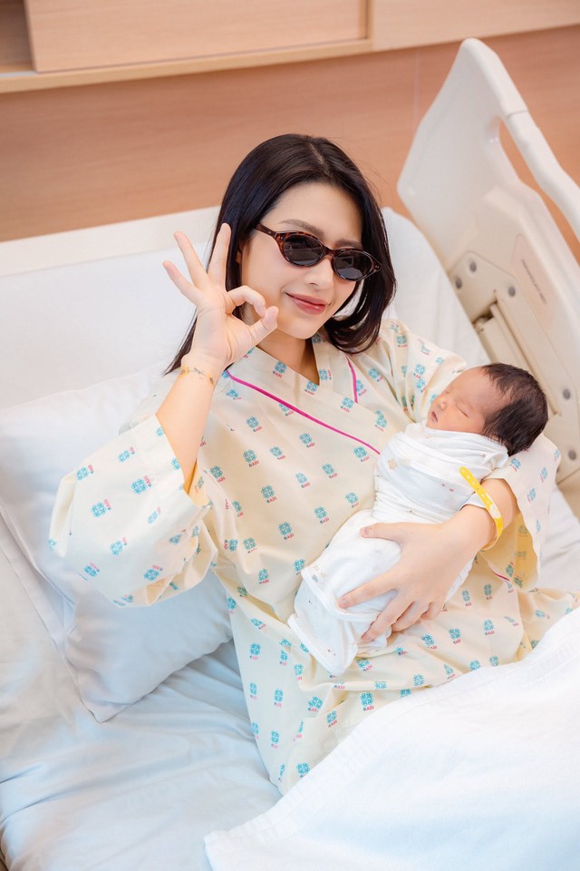 Bà xã rapper Rhymastic thông báo sinh con thứ 2, nhan sắc của sản phụ đẹp đến mức khó tin - Ảnh 1.