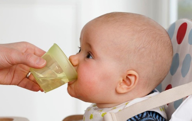 3 thói quen chăm trẻ mùa hè của người lớn tuổi tưởng tốt nhưng có thể gây hại - Ảnh 3.