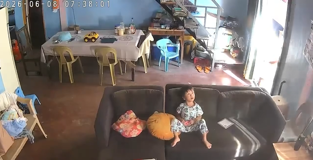 Khoảnh khắc người b&agrave; liều m&igrave;nh lao v&agrave;o &ocirc;m chặt ch&aacute;u trai khi trận động đất 7,8 độ dữ dội c&agrave;n qu&eacute;t - Ảnh 1.