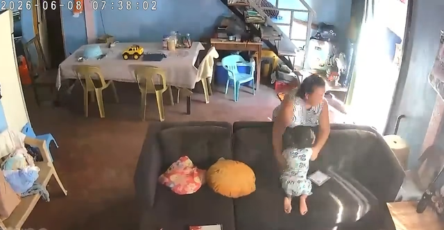 Khoảnh khắc người b&agrave; liều m&igrave;nh lao v&agrave;o &ocirc;m chặt ch&aacute;u trai khi trận động đất 7,8 độ dữ dội c&agrave;n qu&eacute;t - Ảnh 2.
