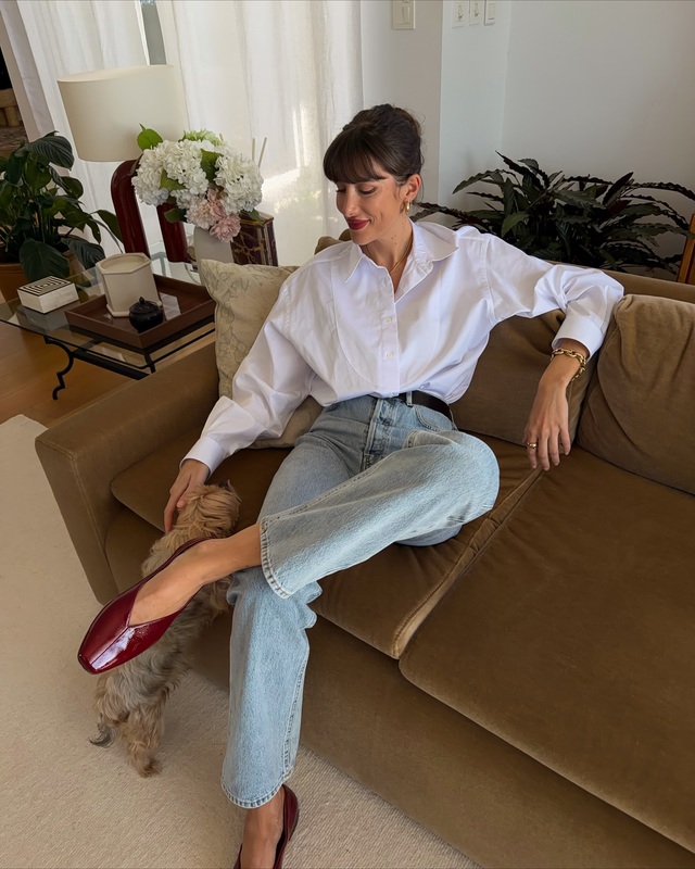 Phụ nữ Ph&aacute;p diện quần jeans với 4 kiểu &aacute;o m&ugrave;a h&egrave; để c&oacute; set đồ đẹp ho&agrave;n hảo - Ảnh 1.
