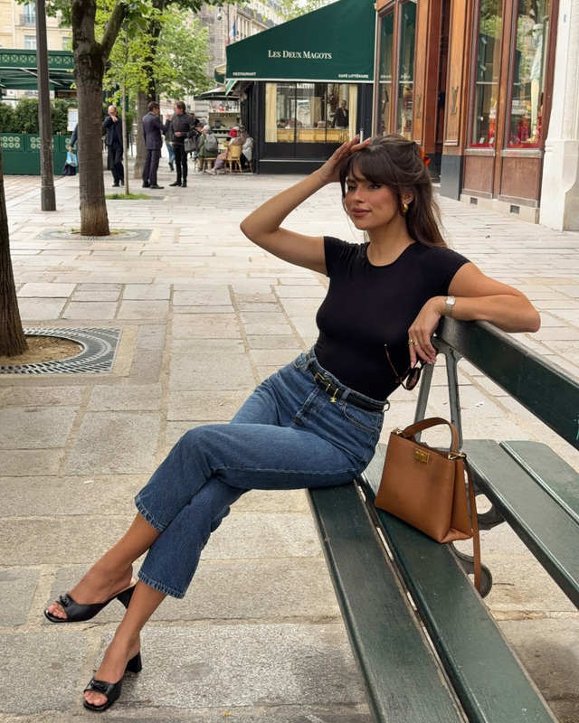 Phụ nữ Ph&aacute;p diện quần jeans với 4 kiểu &aacute;o m&ugrave;a h&egrave; để c&oacute; set đồ đẹp ho&agrave;n hảo - Ảnh 5.