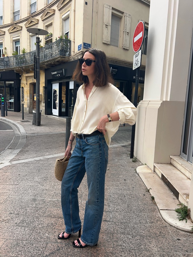 Phụ nữ Ph&aacute;p diện quần jeans với 4 kiểu &aacute;o m&ugrave;a h&egrave; để c&oacute; set đồ đẹp ho&agrave;n hảo - Ảnh 2.