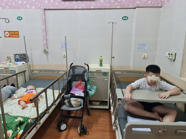 Bức ảnh 2 anh em cùng nằm viện và