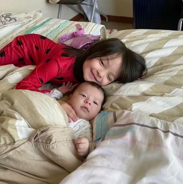 Từ khi có em, bố mẹ bắt đầu thấy con lớn