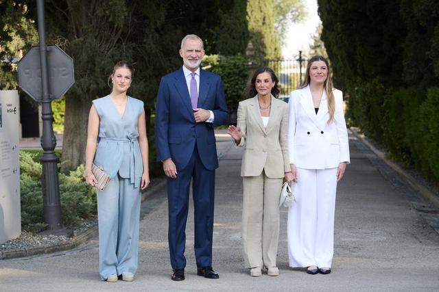 C&ocirc;ng ch&uacute;a Leonor ủng hộ Infanta Sofia trong bộ suit m&ugrave;a h&egrave; thanh lịch gi&aacute; hơn 2 triệu đồng - Ảnh 1.