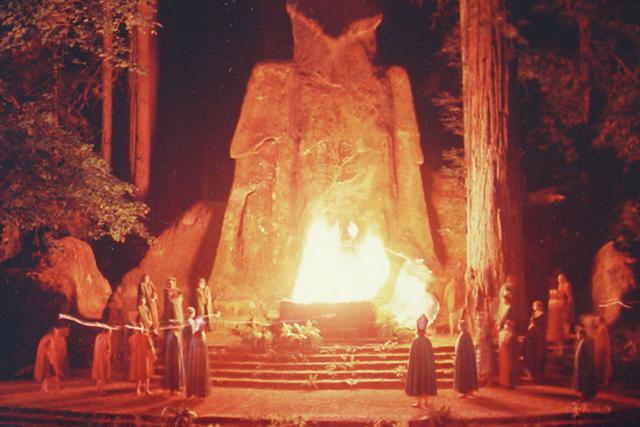 Trại hè kỳ lạ Bohemian Grove: Thánh địa độc quyền nơi giới tinh hoa tài phiệt chờ hàng chục năm để dự nghi lễ dưới chân tượng cú khổng lồ - Ảnh 2.