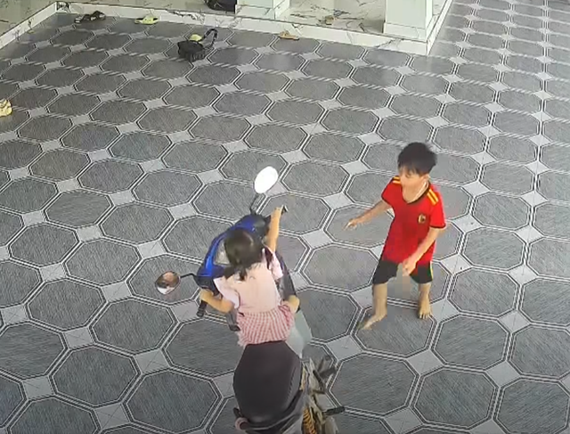 Phát hoảng với clip bé gái tự phóng xe máy, nếu không có anh trai kịp thời ngăn cản thì không biết sẽ nguy hiểm đến đâu! - Ảnh 1.