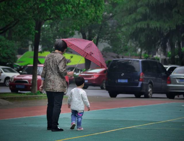 Nhiều bố mẹ đang nuôi con kiểu