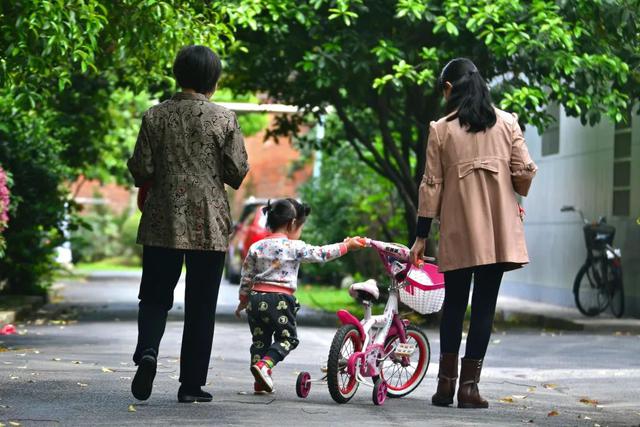 Nhiều bố mẹ đang nuôi con kiểu
