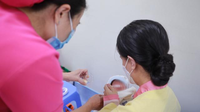 Người mẹ cao chỉ 1,2m mang song thai cùng mắc đột biến gen hiếm: Hai lần truyền máu bào thai để giữ lại phép màu cho em bé - Ảnh 2.