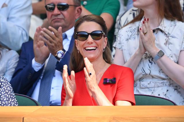 Vương phi Kate v&agrave; mẫu k&iacute;nh r&acirc;m old money gi&aacute; dễ mua tại Wimbledon 2026 - Ảnh 1.