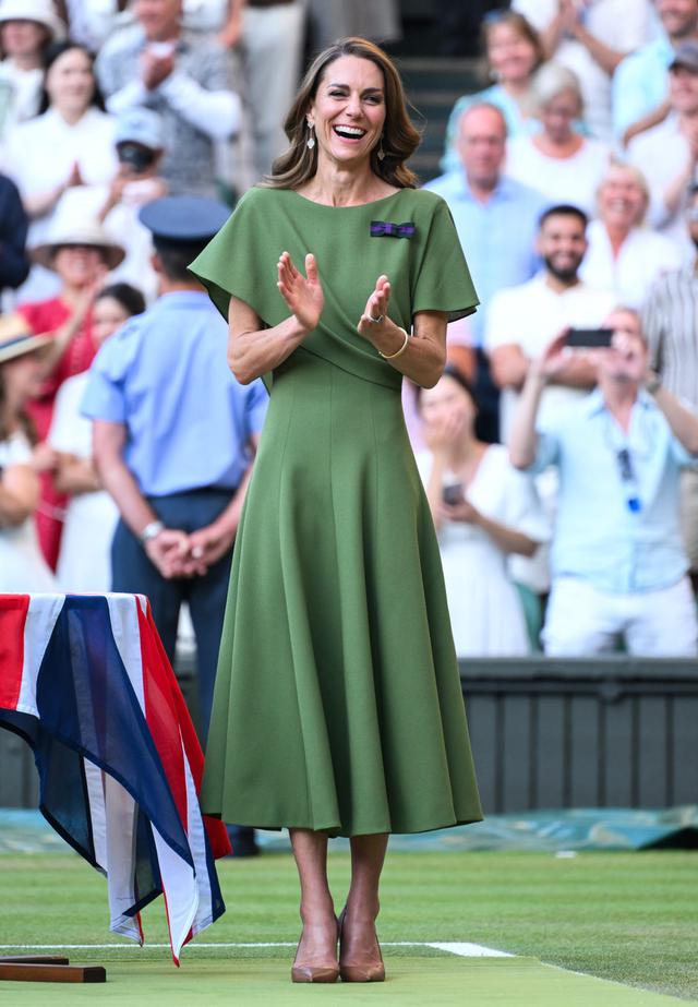 Vương phi Kate v&agrave; hoa tai cỏ bốn l&aacute;: Biểu tượng thời trang tại Wimbledon 2026 - Ảnh 2.