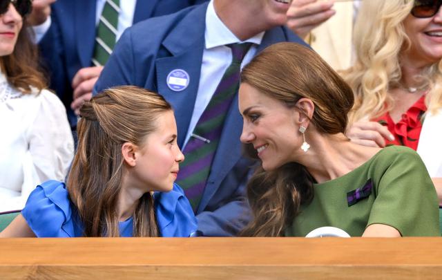 Vương phi Kate v&agrave; hoa tai cỏ bốn l&aacute;: Biểu tượng thời trang tại Wimbledon 2026 - Ảnh 3.