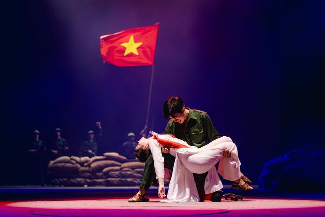 C&ocirc;ng diễn &ldquo;Đất Nước Thi&ecirc;n H&ugrave;ng Ca&rdquo;: 75 ph&uacute;t khiến kh&aacute;n giả đi từ cho&aacute;ng ngợp đến vỡ &ograve;a - Ảnh 10.