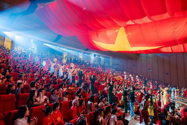 C&ocirc;ng diễn &ldquo;Đất Nước Thi&ecirc;n H&ugrave;ng Ca&rdquo;: 75 ph&uacute;t khiến kh&aacute;n giả đi từ cho&aacute;ng ngợp đến vỡ &ograve;a - Ảnh 5.
