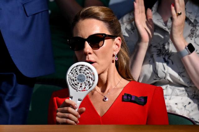 Vương phi Kate v&agrave; mẫu k&iacute;nh r&acirc;m old money gi&aacute; dễ mua tại Wimbledon 2026 - Ảnh 2.