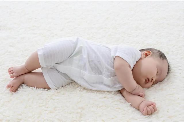 Bé ngủ hay giật mình, vặn người? 5 mẹo này sẽ giúp bố mẹ bớt vất vả hơn - Ảnh 3.