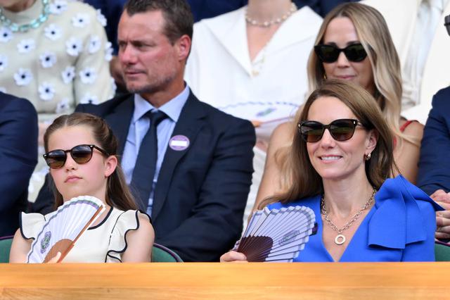 Vương phi Kate v&agrave; mẫu k&iacute;nh r&acirc;m old money gi&aacute; dễ mua tại Wimbledon 2026 - Ảnh 5.