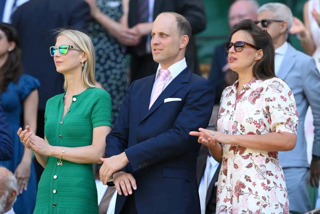 Lady Gabriella Windsor tỏa s&aacute;ng với v&aacute;y xanh tại Wimbledon 2026 , su&yacute;t &ldquo; đụng h&agrave;ng &rdquo; c&ugrave;ng Davina McCall - Ảnh 2.