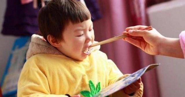 Cách hủy hoại 1 đứa trẻ nhanh nhất: Bố mẹ dọn đường không có giới hạn, con cái ngạo mạn không biết sợ ai - Ảnh 1.