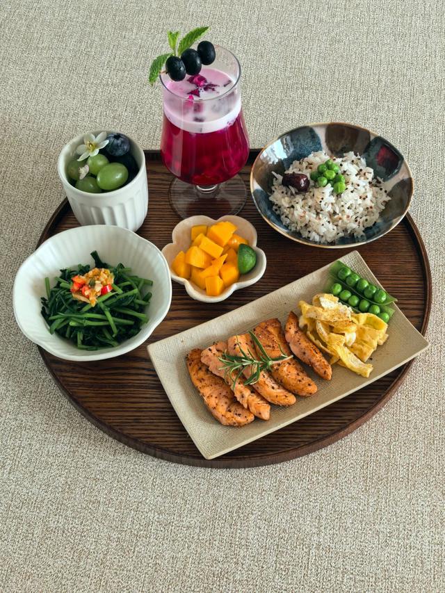 10 Mâm cơm 1 người đơn giản , đủ chất và ngon miệng cho những ngày ăn một mình - Ảnh 1. 10 Mâm cơm 1 người đơn giản , đủ chất và ngon miệng cho những ngày ăn một mình - Ảnh 1.