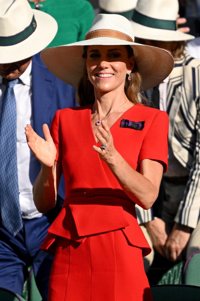 Vương phi Kate và chiếc nơ xanh tím: Biểu tượng đặc quyền Hoàng gia tại Wimbledon 2026 - Ảnh 1. Vương phi Kate và chiếc nơ xanh tím: Biểu tượng đặc quyền Hoàng gia tại Wimbledon 2026 - Ảnh 1.