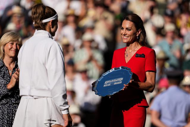 Vương phi Kate và chiếc nơ xanh tím: Biểu tượng đặc quyền Hoàng gia tại Wimbledon 2026 - Ảnh 2. Vương phi Kate và chiếc nơ xanh tím: Biểu tượng đặc quyền Hoàng gia tại Wimbledon 2026 - Ảnh 2.