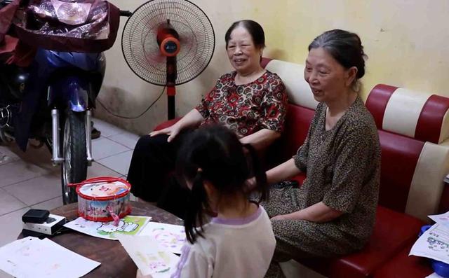 Nghỉ hưu đi chăm cháu cho con: Giúp thì được, nhưng 3