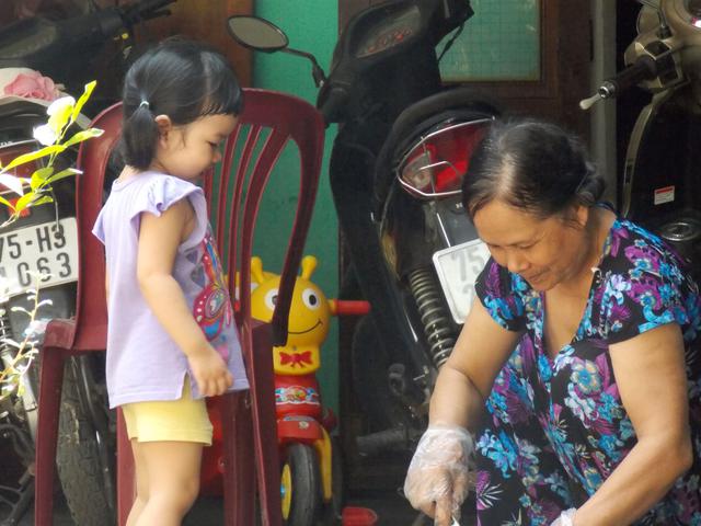 Nghỉ hưu đi chăm cháu cho con: Giúp thì được, nhưng 3
