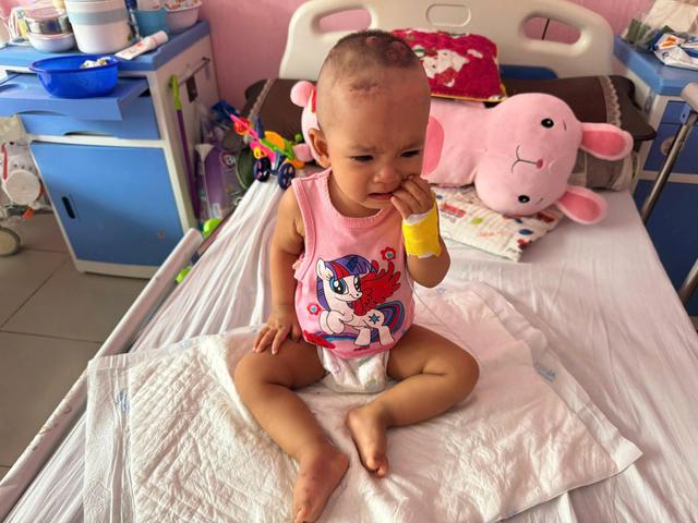 Hơn 40 tuổi mới được làm cha, người đàn ông khẩn cầu cứu con gái mắc bệnh hiếm gặp - Ảnh 3.