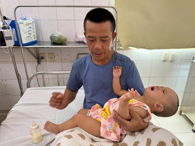 Hơn 40 tuổi mới được làm cha, người đàn ông khẩn cầu cứu con gái mắc bệnh hiếm gặp - Ảnh 1.